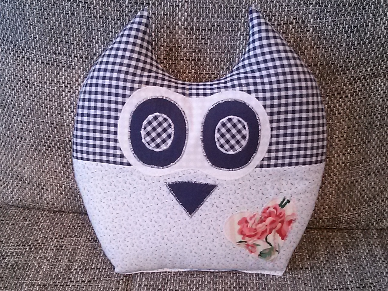 sova č.3. 35x32 cm Materiál: Bavlna Výplň: Duté vlákno.